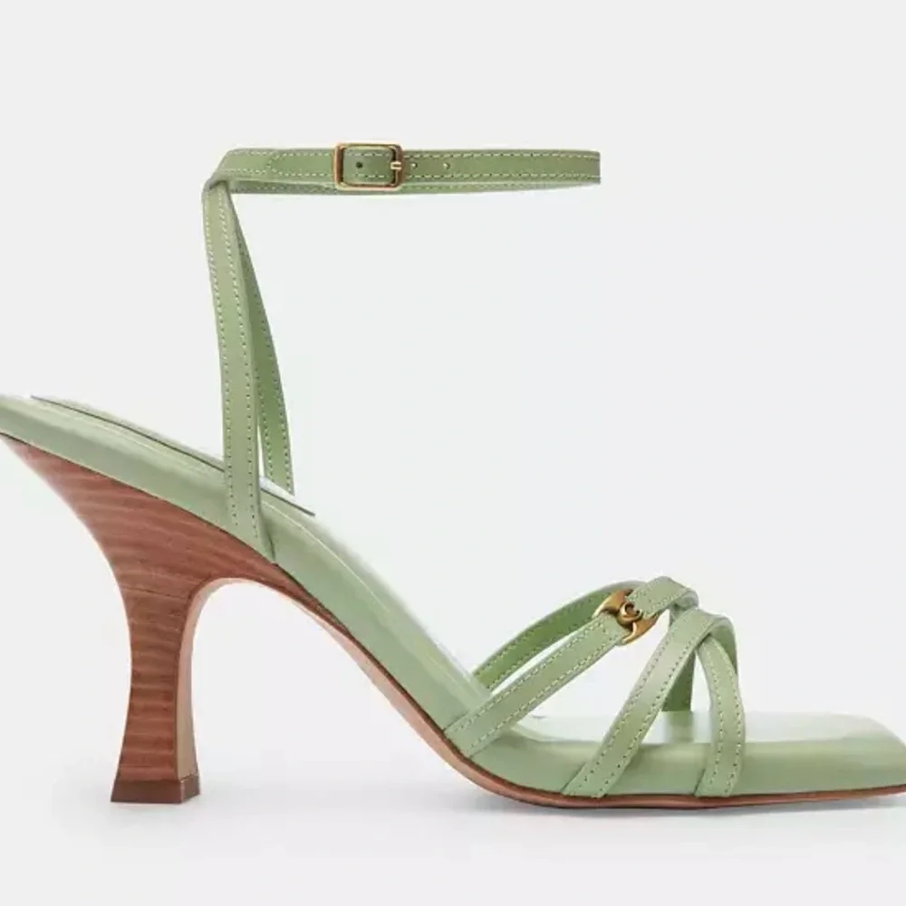 New Coach Kelsey Heels - Picture 2 of 5